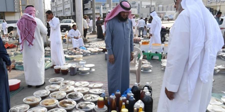 سوق العسل في محايل.. نافذة اقتصادية للمنتجات المحلية في عسير - الخبر اليمني