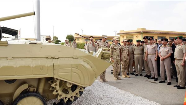 وزير الدفاع والإنتاج الحربي يشهد مناقشة البحث الرئيسي لإدارة المدرعات