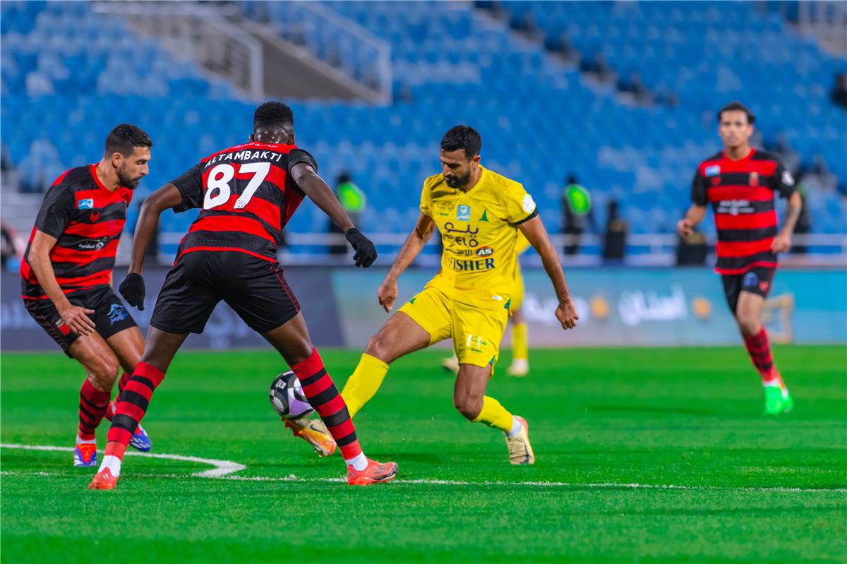 فيديو | محمد شريف يشارك في تعادل الخليج مع الرياض في الدوري السعودي – صحيفة الخبر