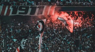 جماهير الزمالك تحتفل مع اللاعبين بالتأهل إلى ربع نهائي الكونفدرالية – صحيفة الخبر