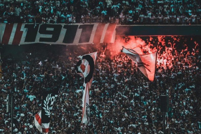 جماهير الزمالك تحتفل مع اللاعبين بالتأهل إلى ربع نهائي الكونفدرالية – صحيفة الخبر