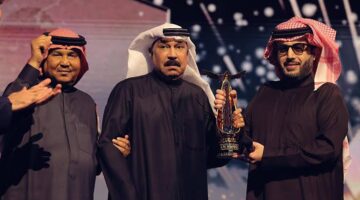 عبدالله الرويشد يخطف الأنظار على كرسى متحرك بحفل Joy Awards