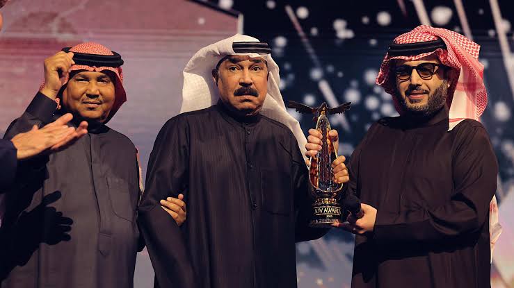 عبدالله الرويشد يخطف الأنظار على كرسى متحرك بحفل Joy Awards